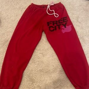 Free city sweatpants, super trendy and comfortable, perfect for Valentine’s Day